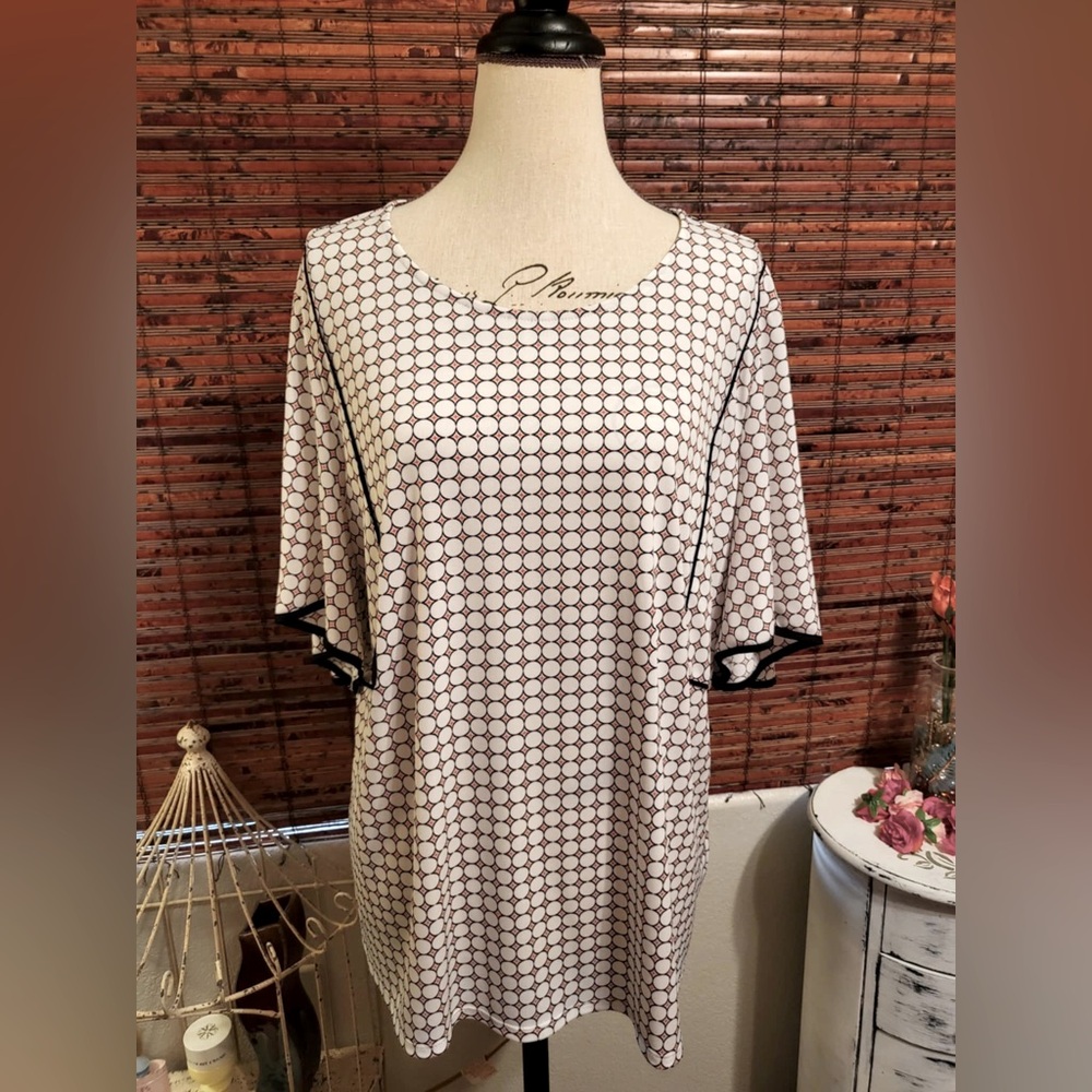 Worthington Black and White Flutter Sleeve Silky Feel blouse